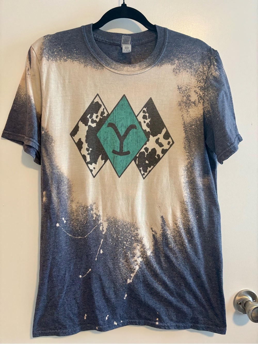 Gildan Short Sleeve Tee with Teal Diamond Graphic - Blue & Cream